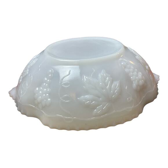 Vintage Anchor Hocking Milk Glass With Gold Trim Fruit Bowl 8.5" D X 2.75" H - Picture 3 of 4